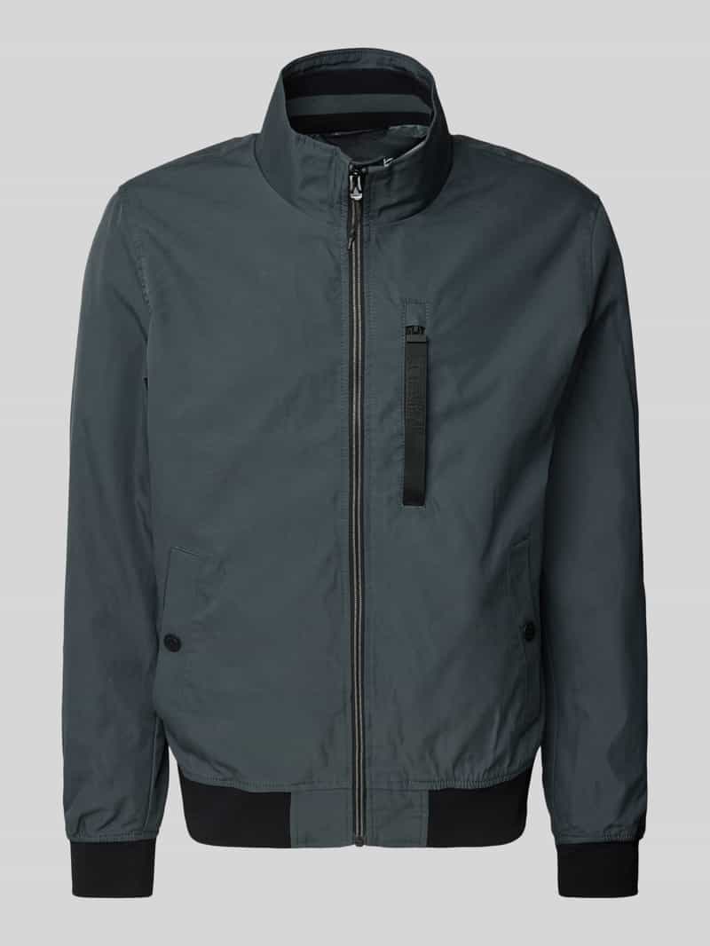 Kurtka outdoorowa o kroju regular fit ze stójką i detalami w kontrastowym kolorze