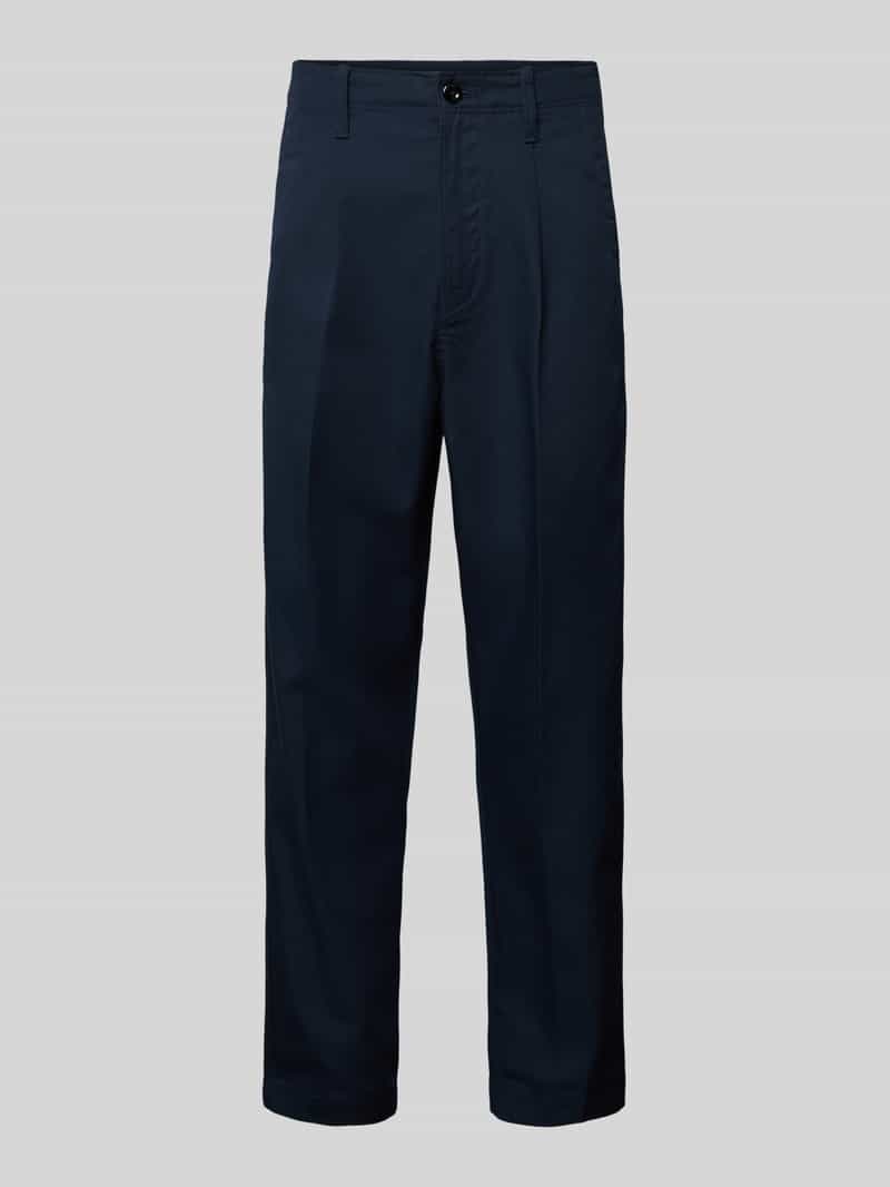 Chinosy o kroju relaxed tapered fit z zakładkami w pasie