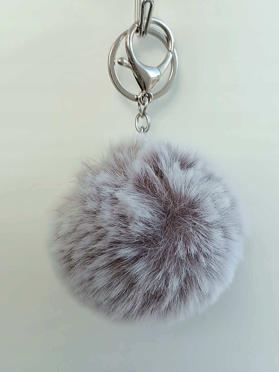 Brelok Pompon Szary Jasno Popielaty Miękkie Futro Do Kluczy Karabińczyk