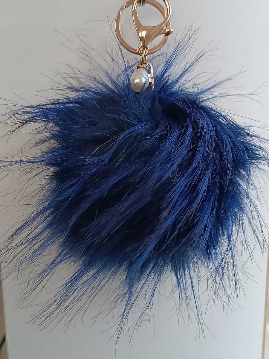 Duży Brelok Futro Pompon Granatowy Pasma I Perła Do Kluczy Złote Kółko