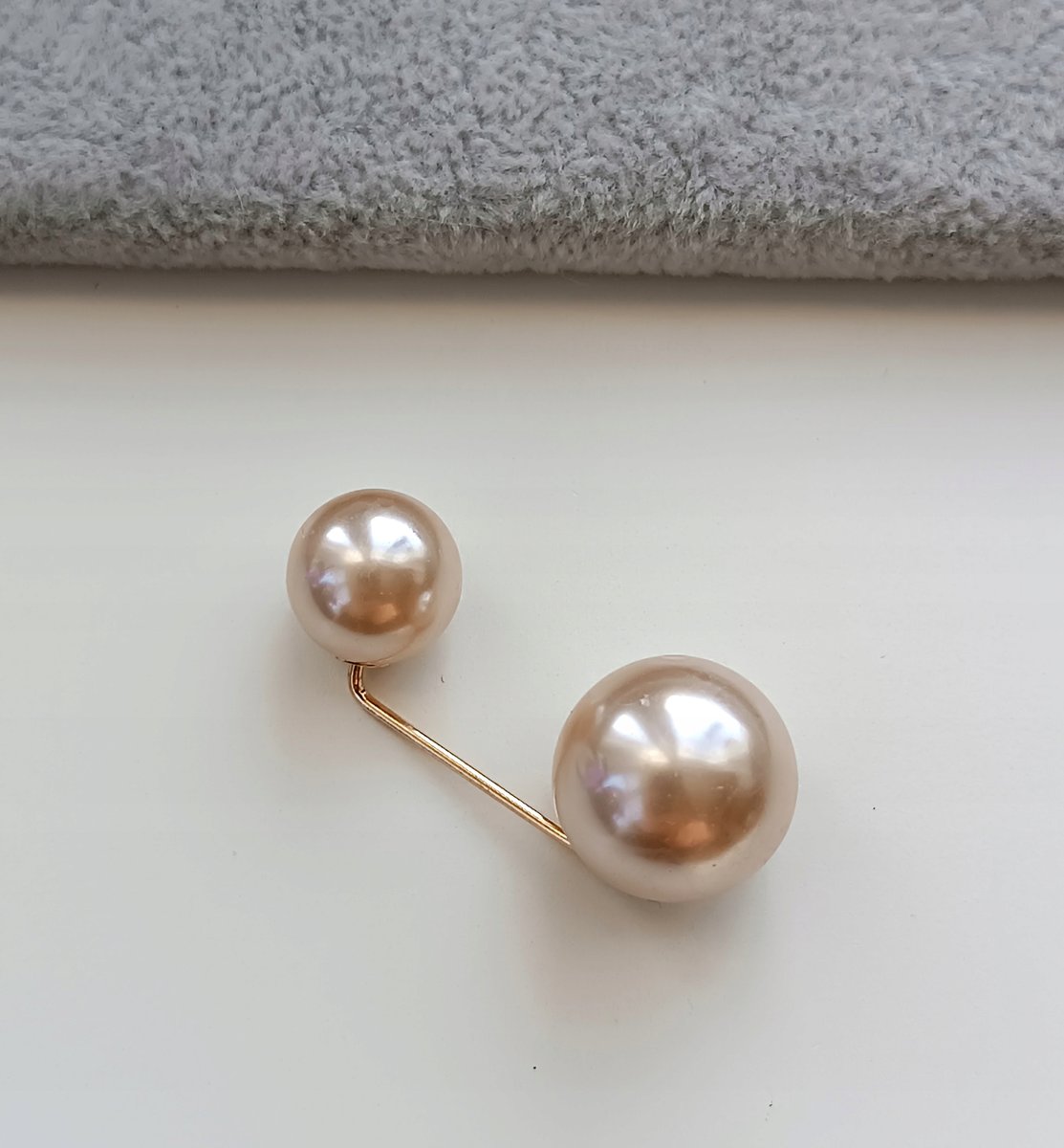 BROSZKA KRÓTKA SZPILKA BEŻOWA NUDE ŁOSOSIOWA PERŁA PERŁOWE KULKI DO UBRAŃ