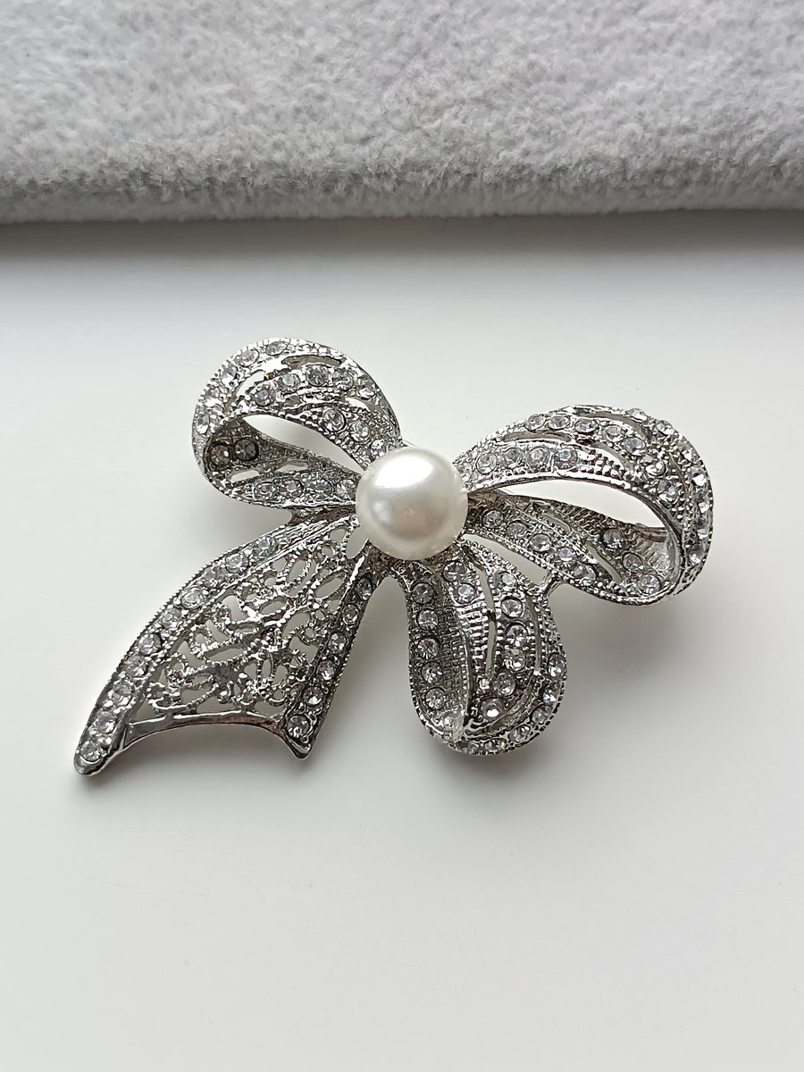 SREBRNA BROSZKA KOKARDA KOKARDKA PEREŁKA PERŁA BIAŁE CYRKONIE PRZYPINKA