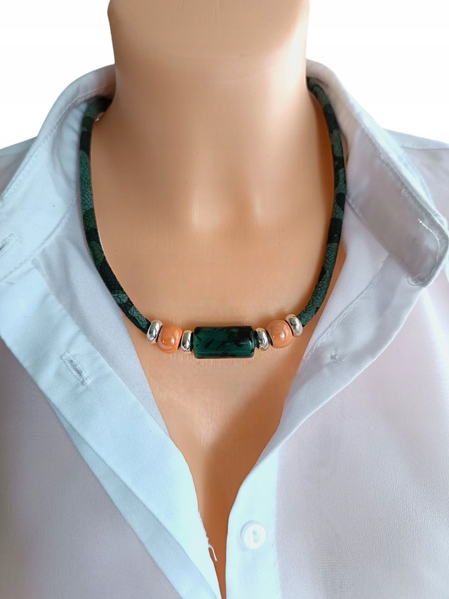 Naszyjnik pastelowa butelkowa zieleń ceramika rzemień moro szyty 50cm stal