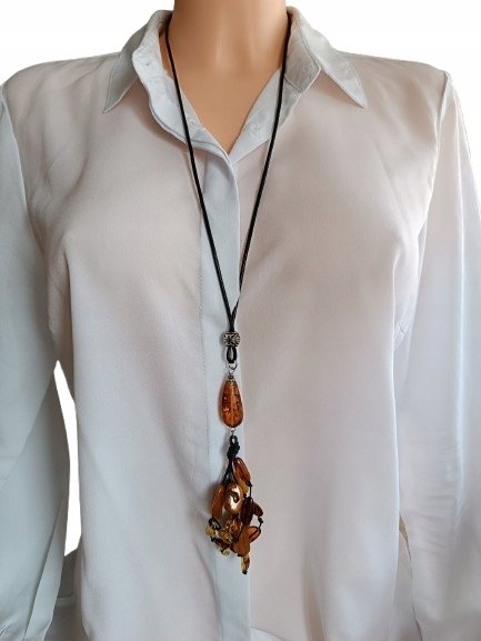 Długi naszyjnik z bursztynem miodowy koniakowy chwost czarny rzemień 70cm