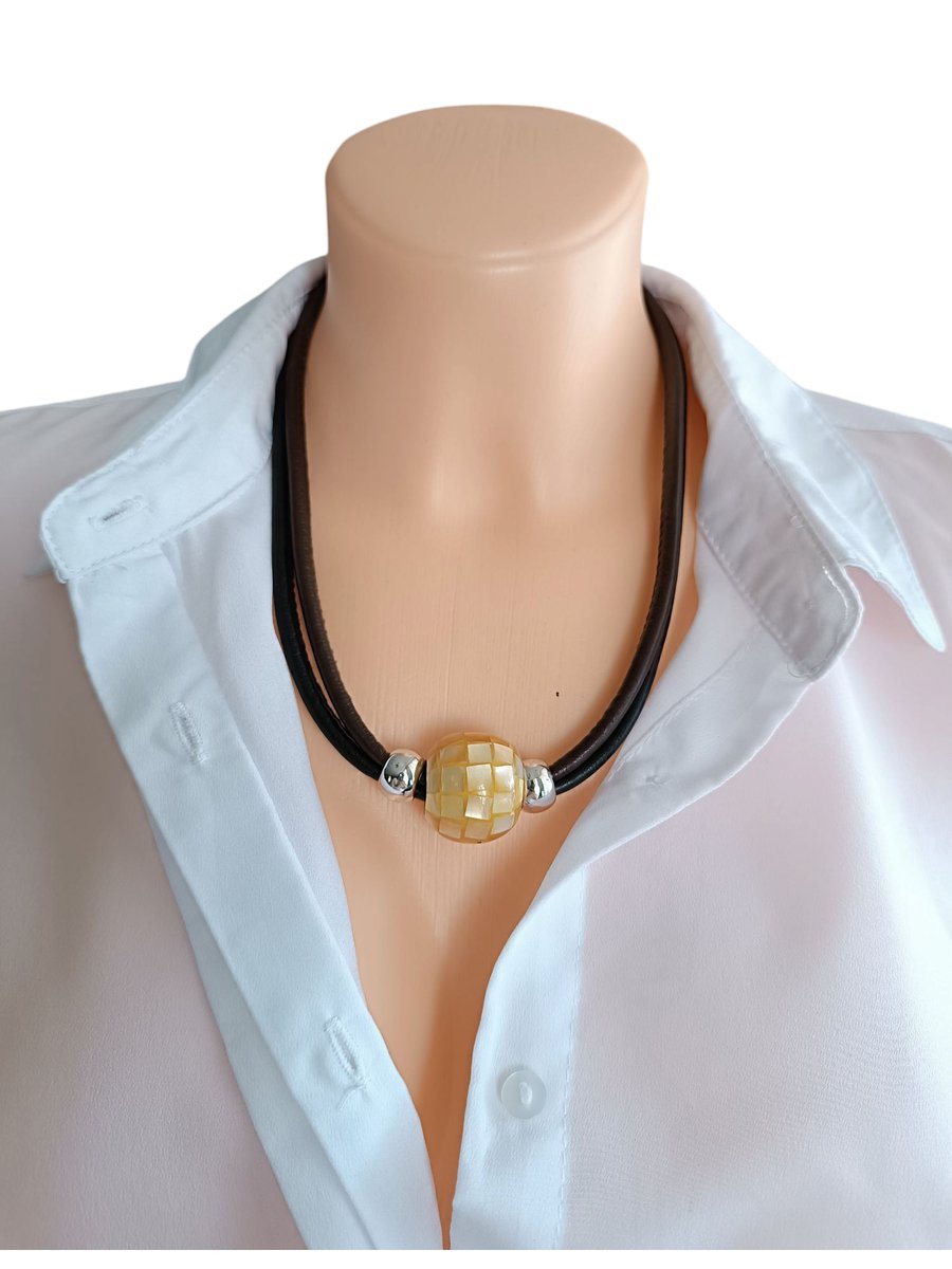 Naszyjnik z pojedynczą kulą z beżową masą perłową rzemień szyty 50cm stal