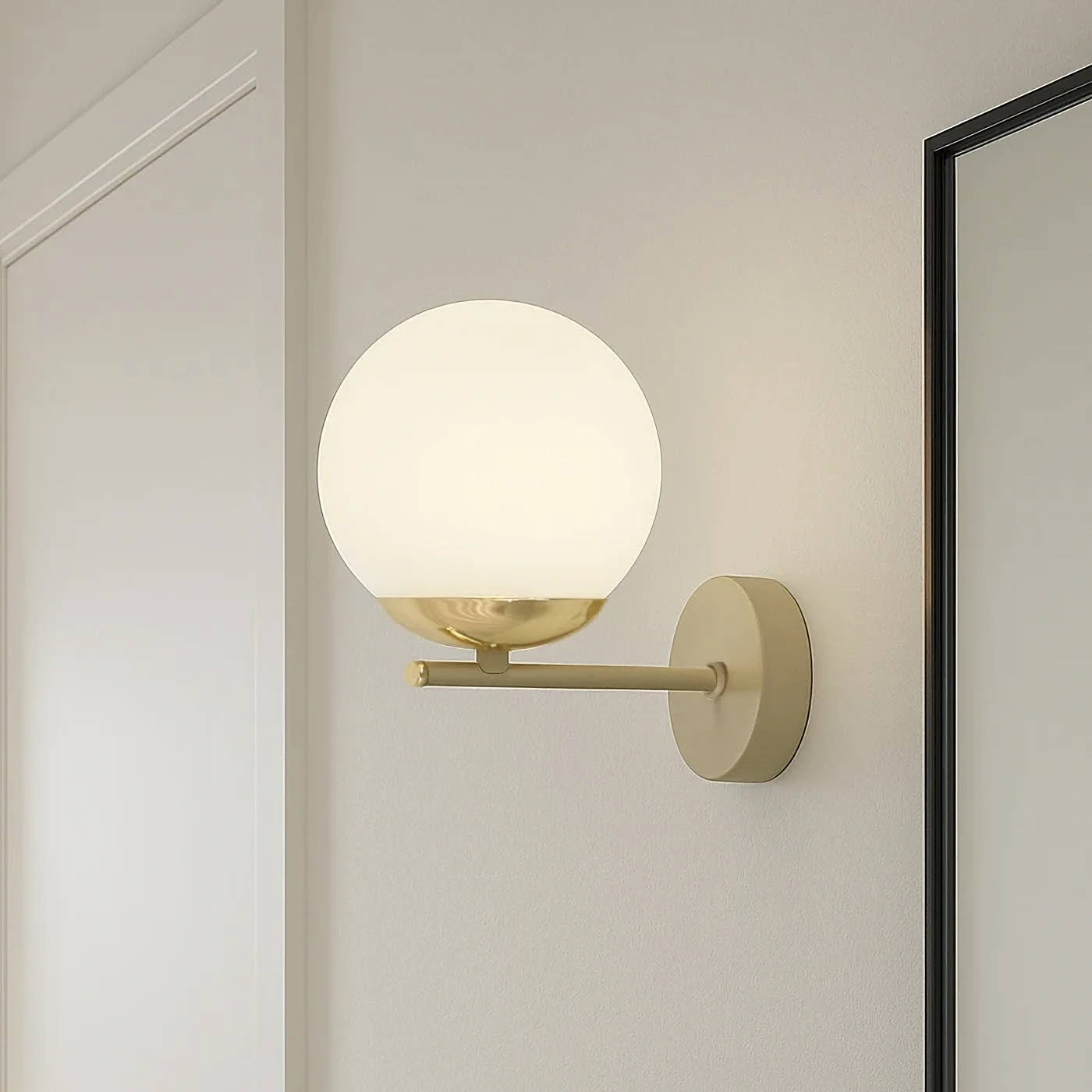 Kinkiet ścienny z białym kloszem i złotym detalem K-5795 z serii SAVIA