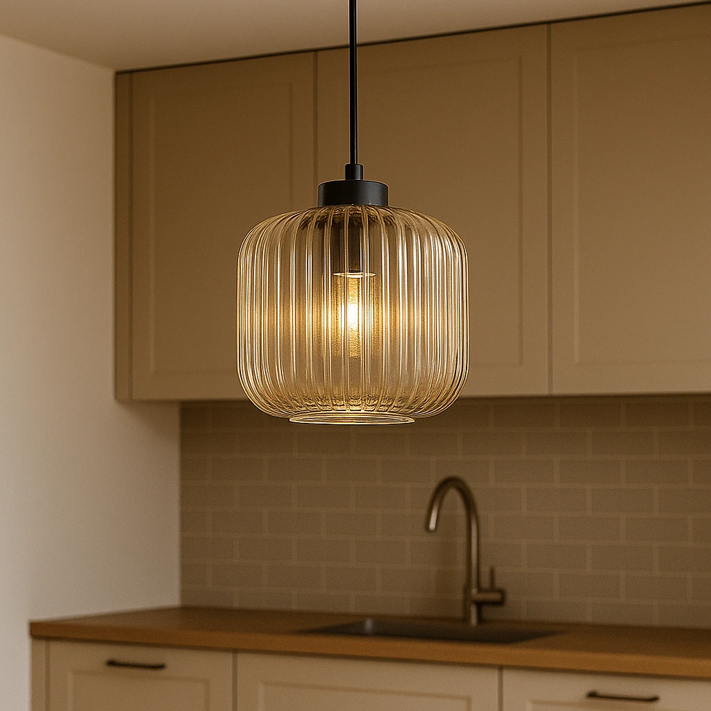 Lampa wisząca z ryflowanym, miodowym kloszem K-5650 z serii CLARK