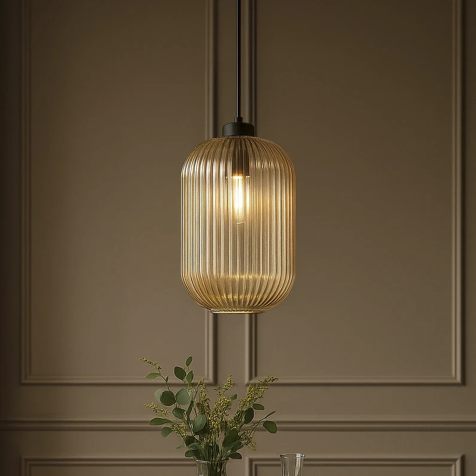 Lampa wisząca z jednym, ryflowanym kloszem K-5741 z serii FADIGA