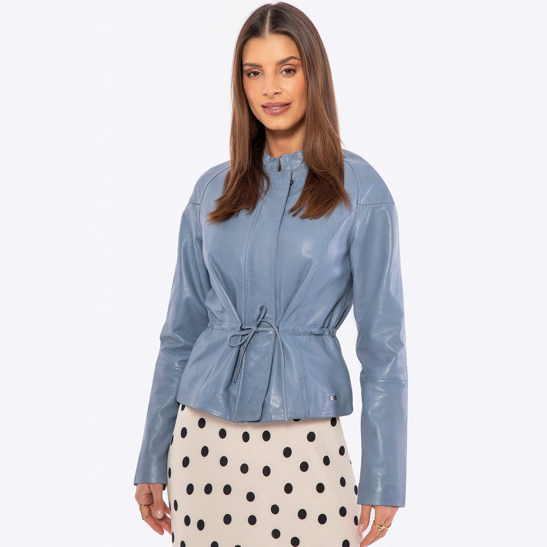 Damska kurtka skórzana z paskiem w talii niebieska