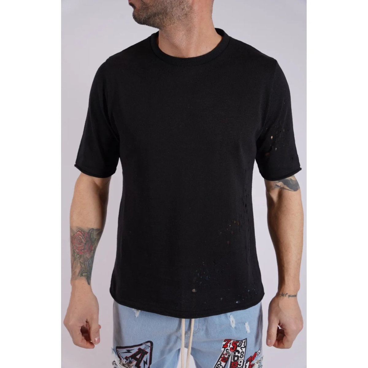 Dzianinowy T-shirt z ozdobnymi dziurami - czarny M