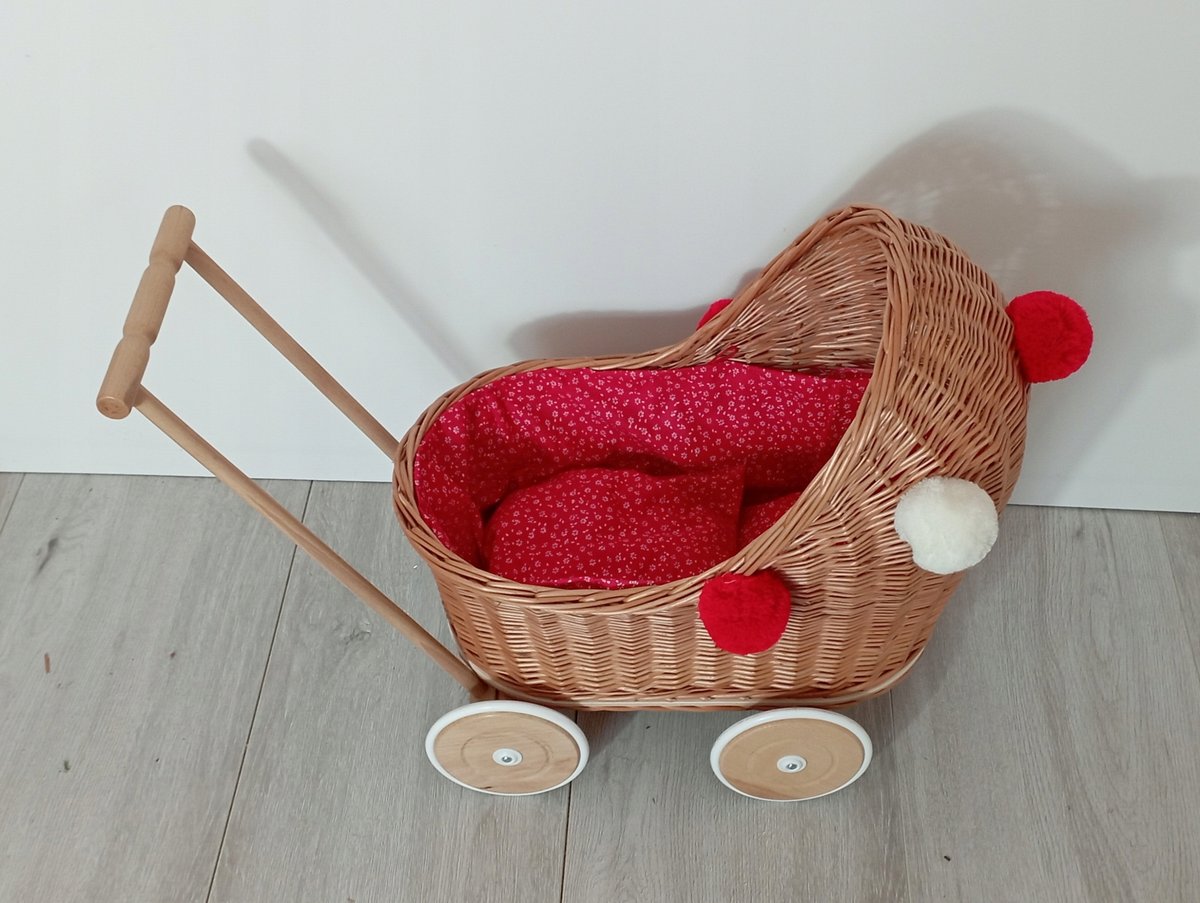 Naturalny wózek wiklinowy dla lalek z pościelą i pomponami