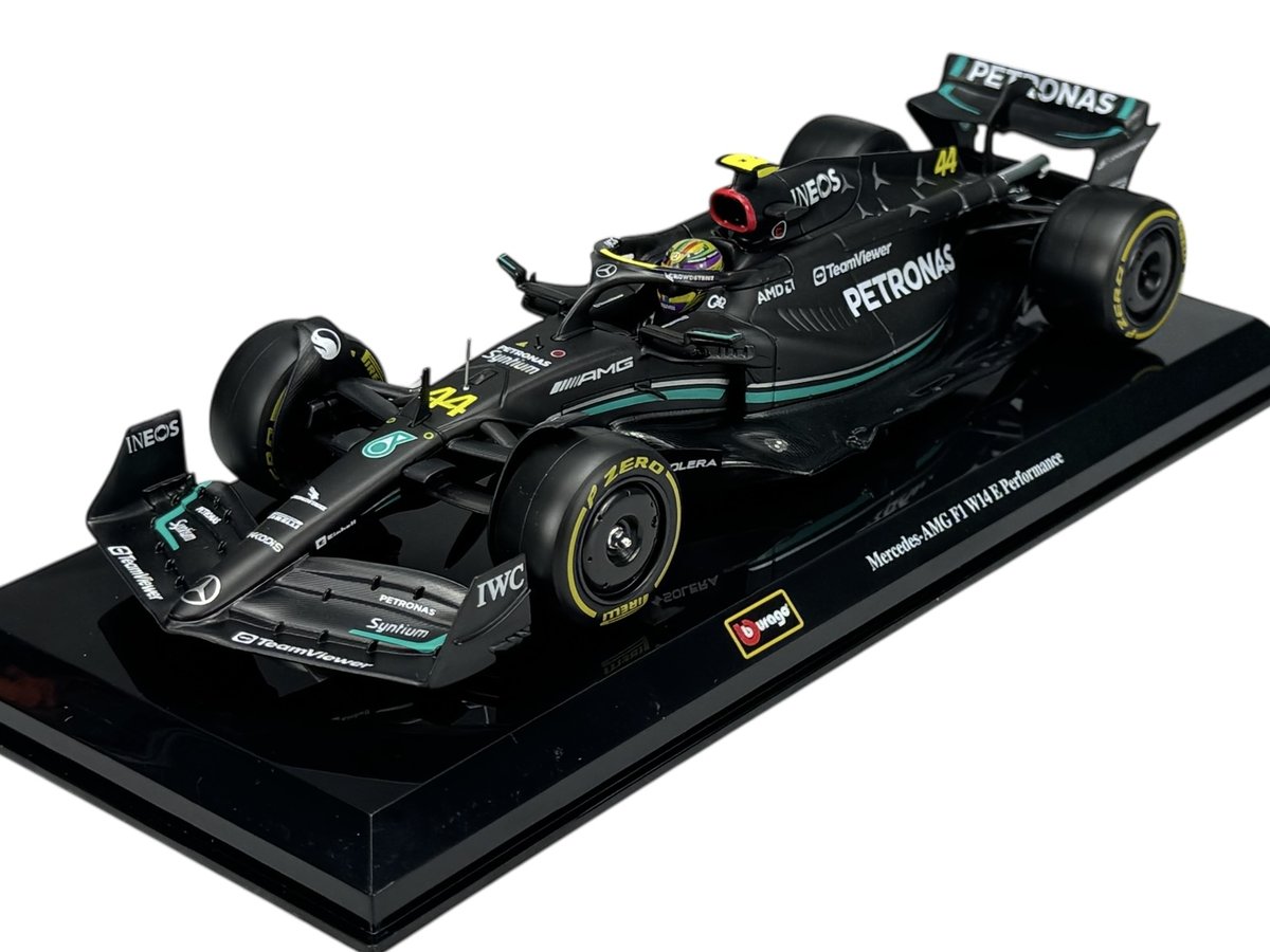 BBURAGO RACE MERCEDES-AMG F1 W14 E PERFORMANCE #44 LEWIS HAMILTON Z GABLOTKĄ 1:24 28028