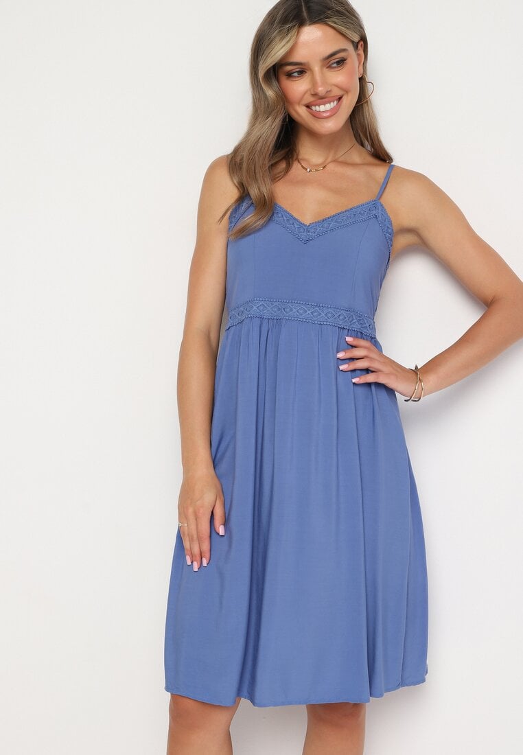 Niebieska Sukienka z Wiskozy na Cienkich Ramiączkach z Regulacją Ozdobiona Lampasem i Haftem Nelrissa
