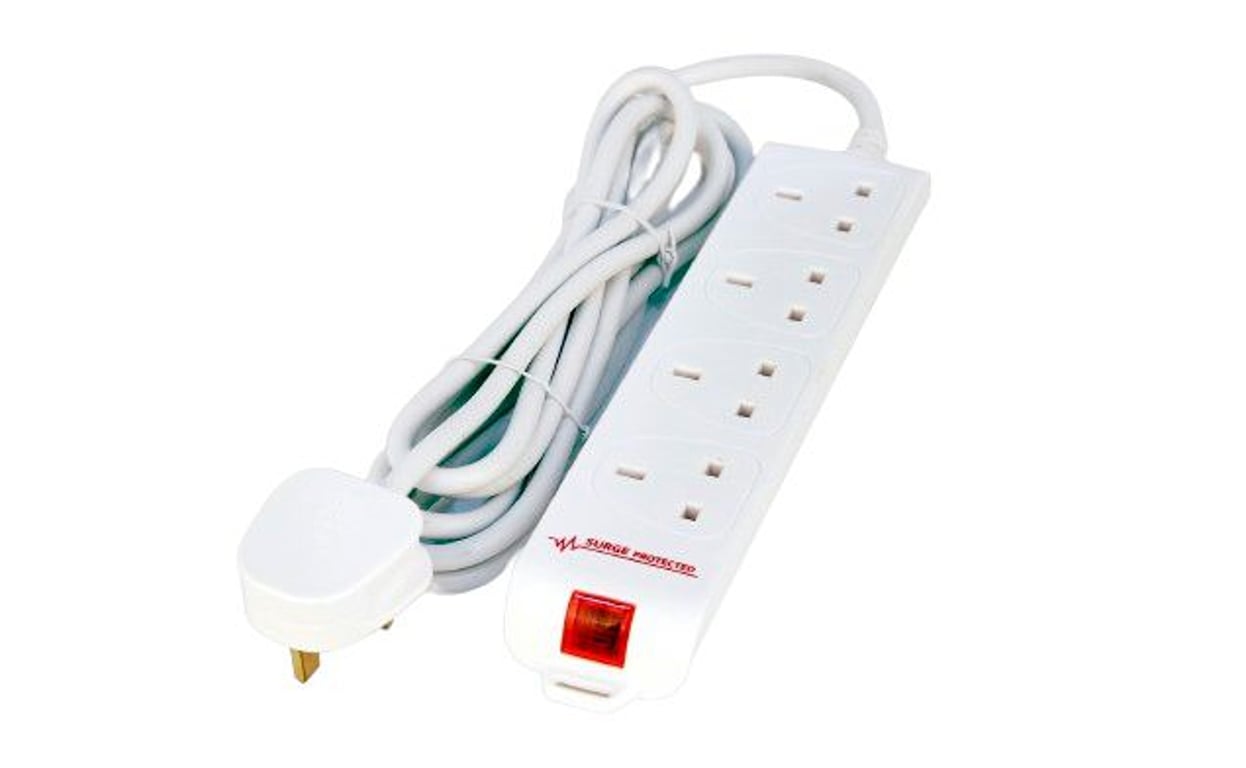 Microconnect MC-UKSURGESTRIP4-2M rozgałęziacz 4 x gniazdo sieciowe Wewnętrzna Biały