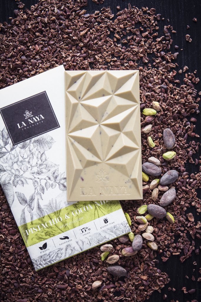 Czekolada biała organiczna Bean-To-Bar z pistacjami i ziarnami kakaowca 40%