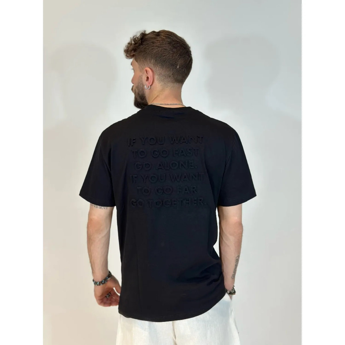 T-shirt z wytłaczanymi napisami - czarny M