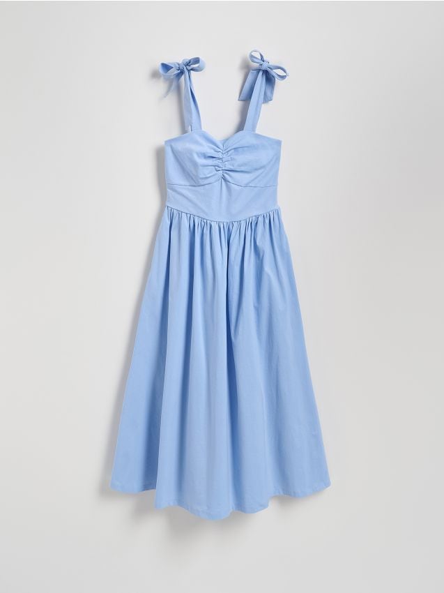 Reserved - Sukienka midi z wiązaniem - jasnoniebieski