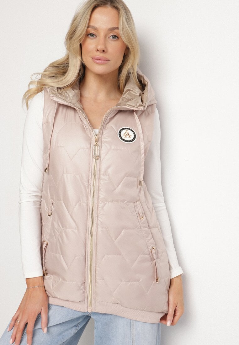 Beżowa Pikowana Kamizelka z Kapturem i Ozdobną Aplikacją Deslira