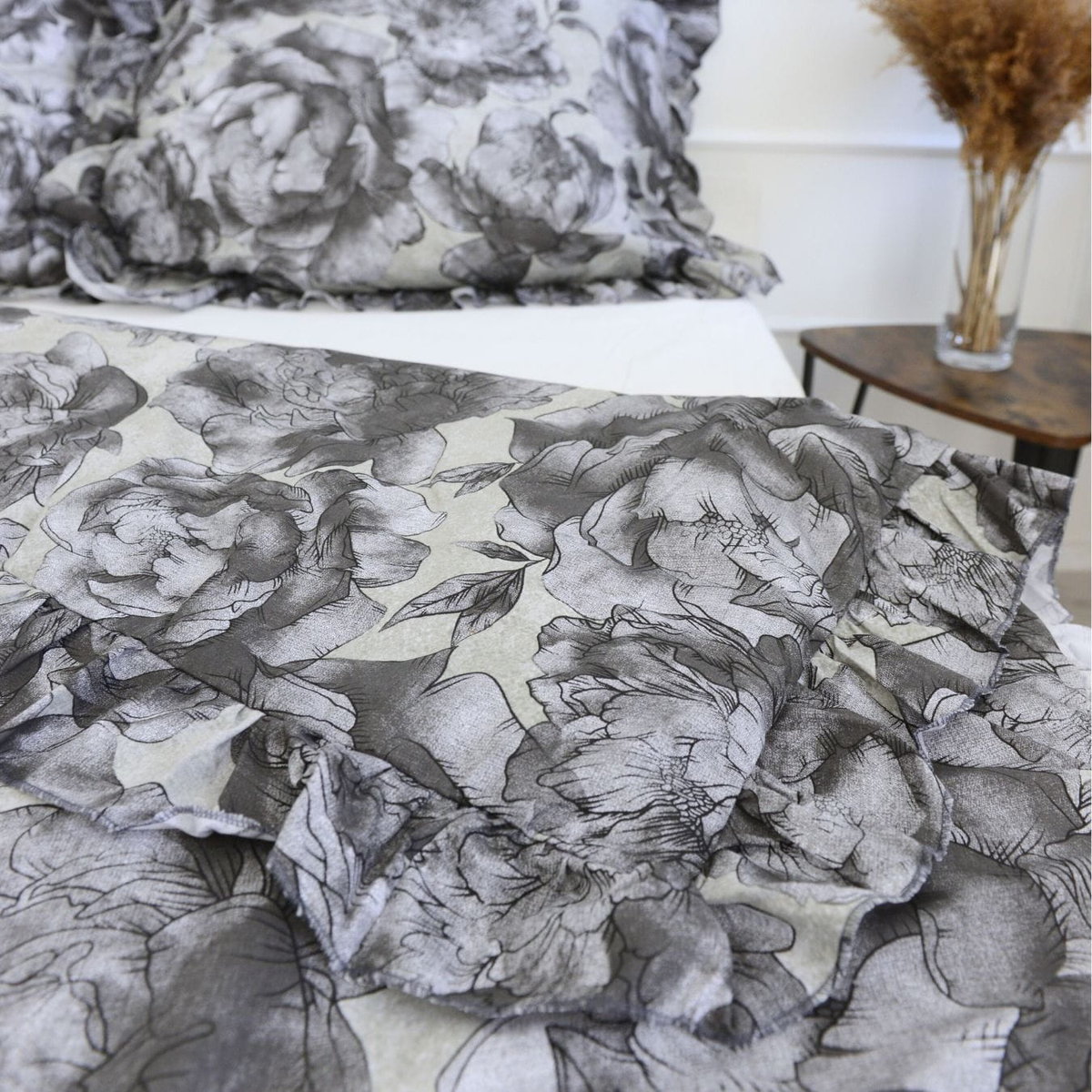 Pościel bawełniana z falbanką - szare kwiaty [Rozmiar: 140/200 i 70/80]