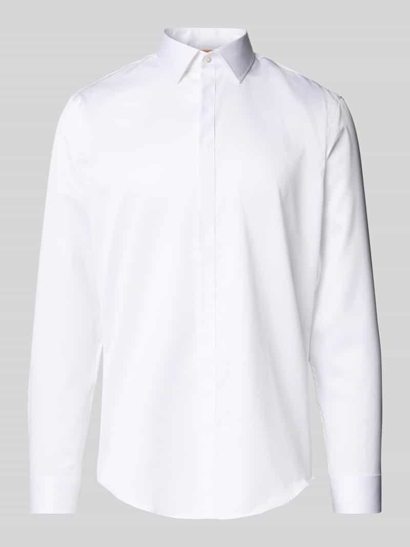 Koszula biznesowa o kroju slim fit z kołnierzykiem typu kent