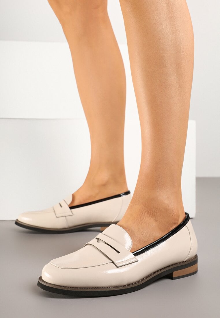 Beżowe Lakierowane Mokasyny Skórzane Ozdobione Tłoczeniem Merowena