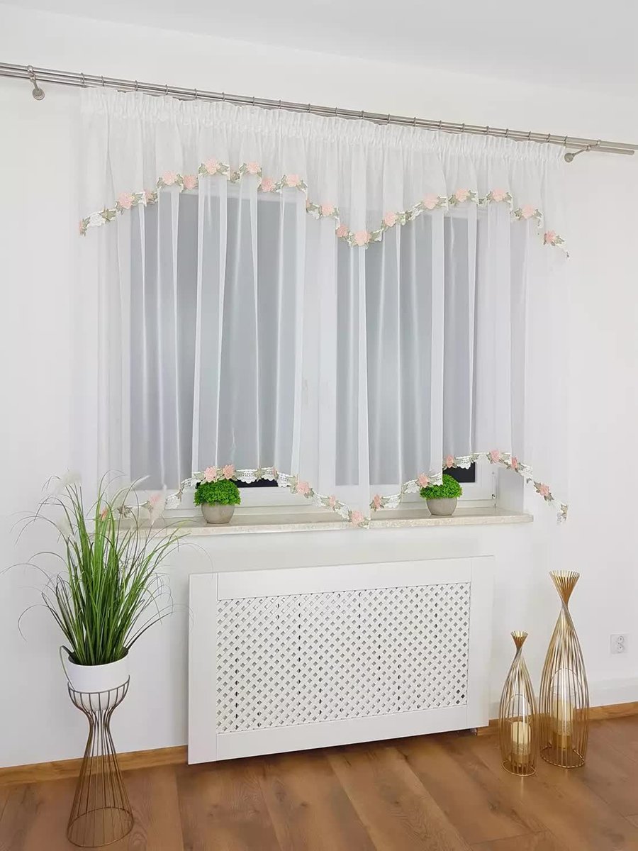 Biała firana gotowa z batystu oraz woalu zdobiona gipiurą