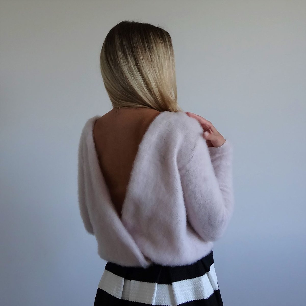 Elegancki sweterek w kolorze pudrowego różu z dekoltem na plecach M