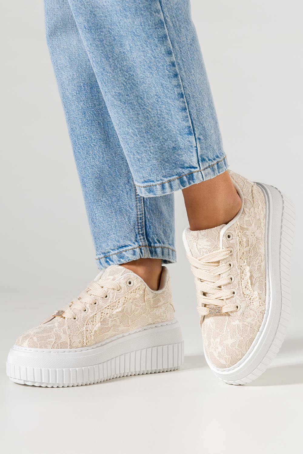 Beżowe sneakersy damskie creepersy koronkowe brokatowe na platformie ze żłobieniami złote ozdoby z cyrkoniami sznurowane Carla LA321P