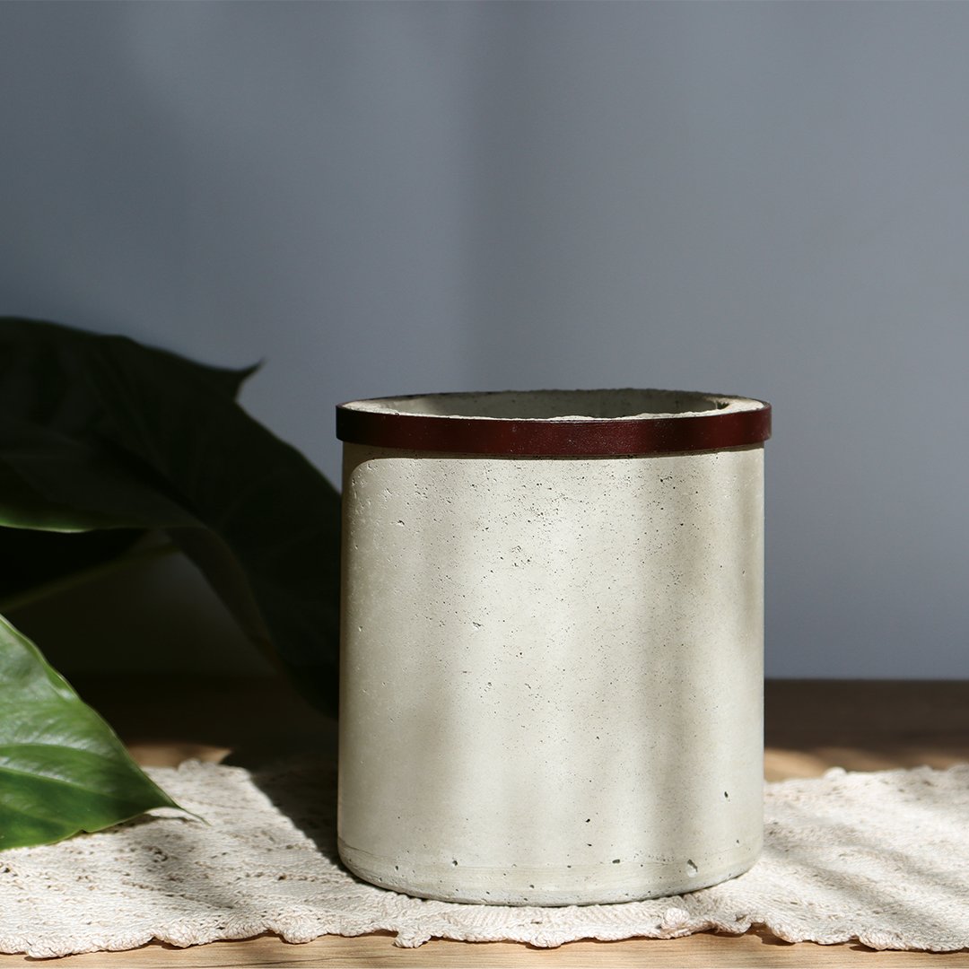 Donica z betonu ozdobiona brązowym rzemieniem - W-1