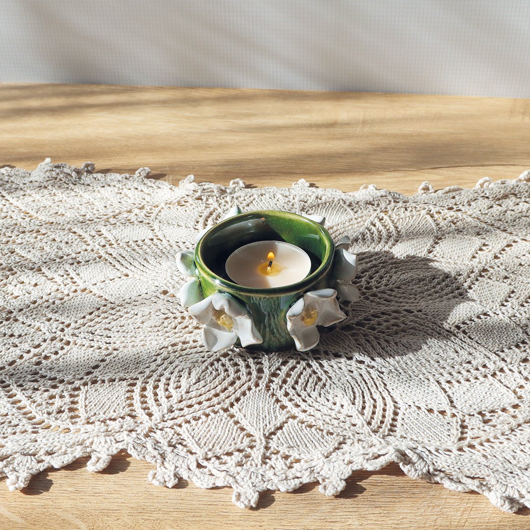 Ręcznie wykonany świecznik ceramiczny -Białe Kwiatki