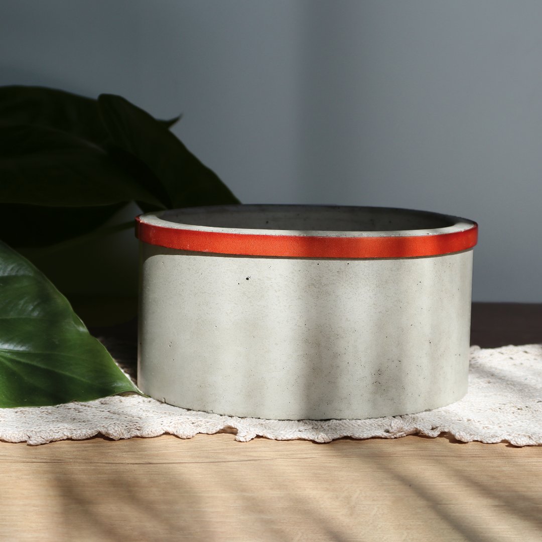 Donica betonowa ozdobiona rudym rzemieniem - W-3