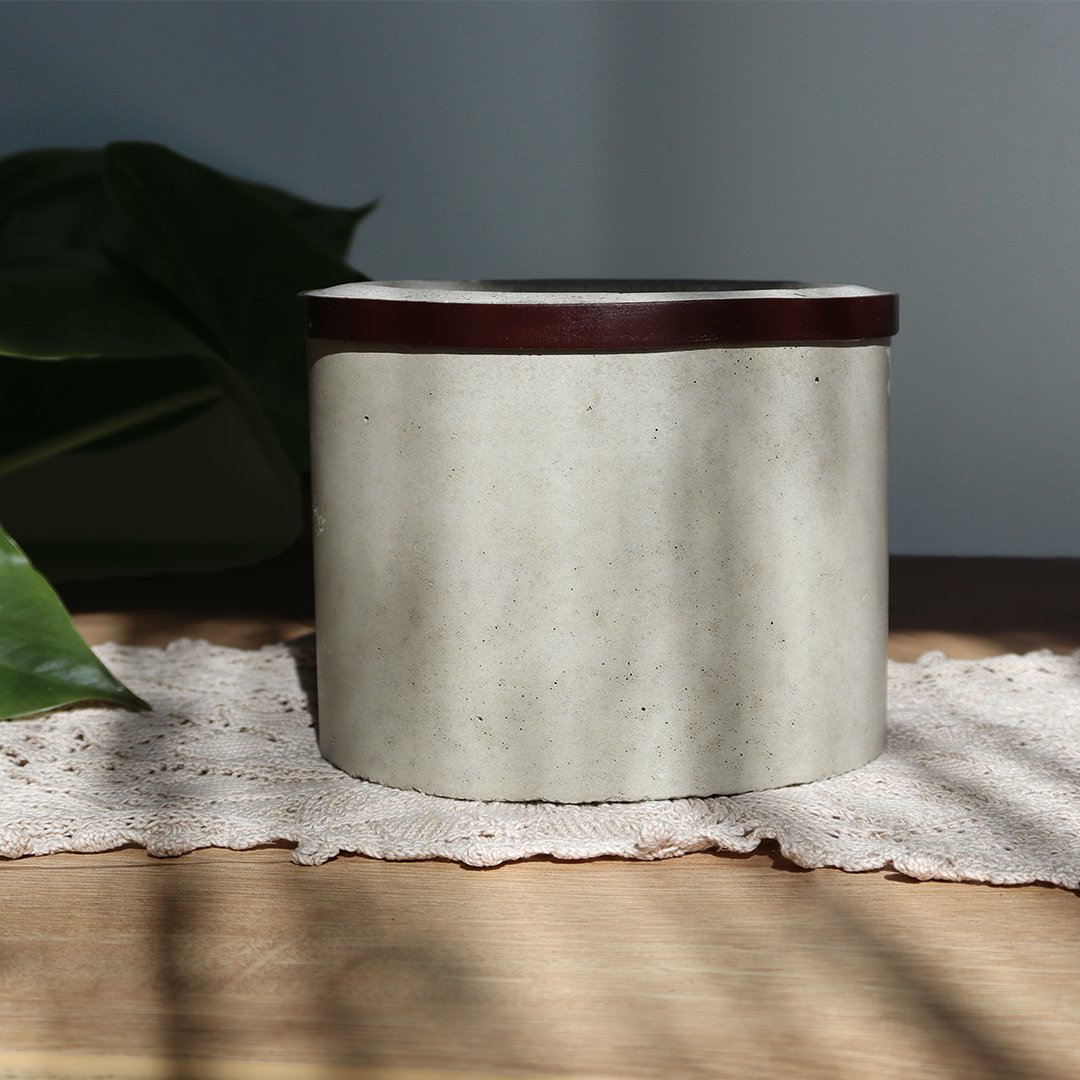 Donica z betonu ozdobiona brązowym rzemieniem - W-2