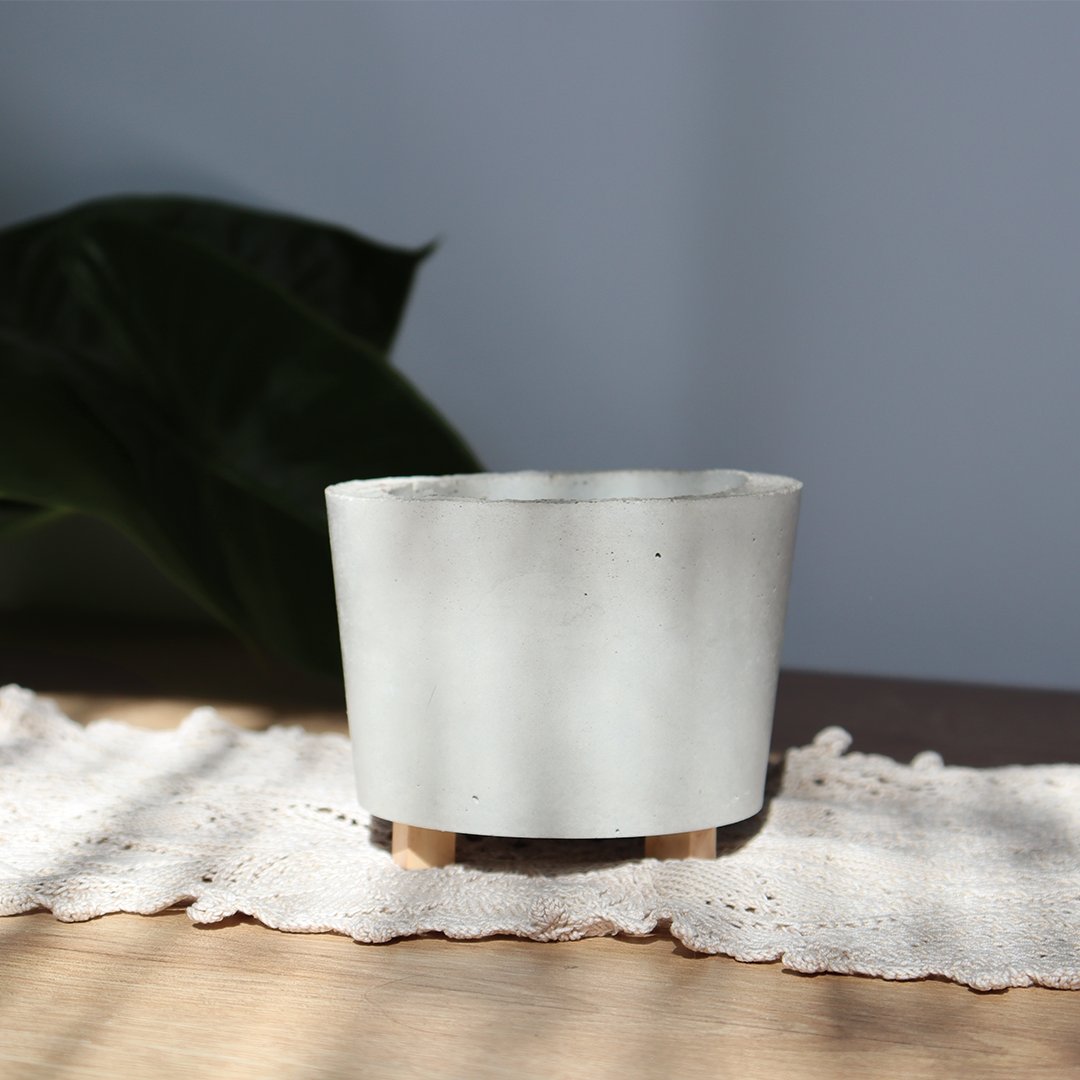 Doniczka betonowa na drewnianych nóżkach 11,5 x 9 cm - W-1