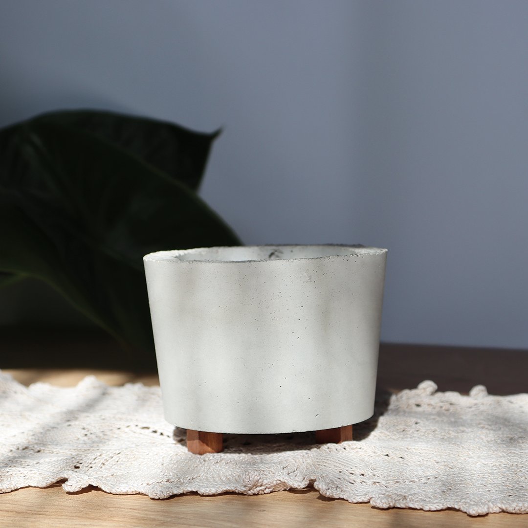 Doniczka betonowa na drewnianych nóżkach 11,5 x 9 cm - W-2