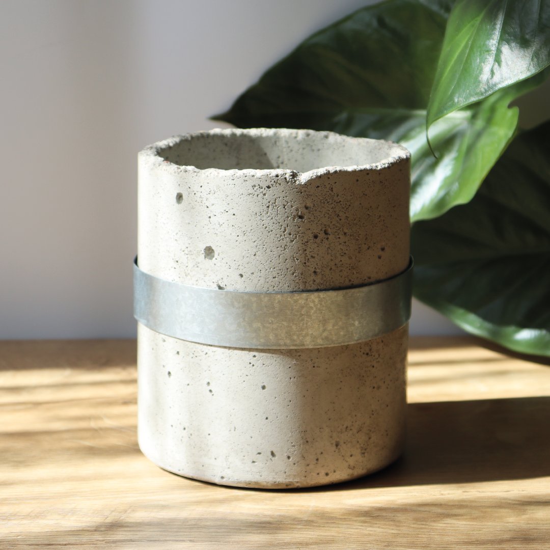 Donica betonowa z metalowym wykończeniem - W-2