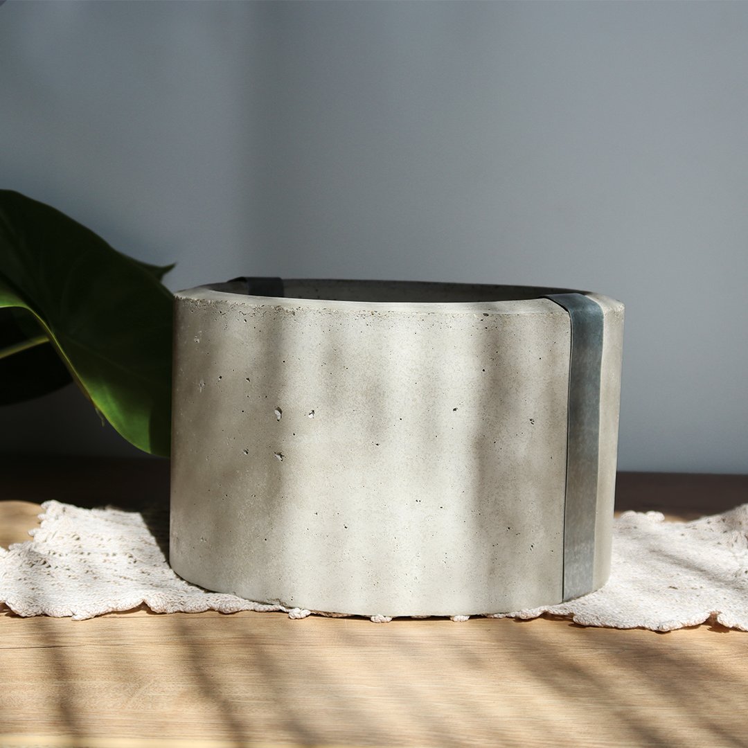 Donica betonowa z metalowym wykończeniem - W-1