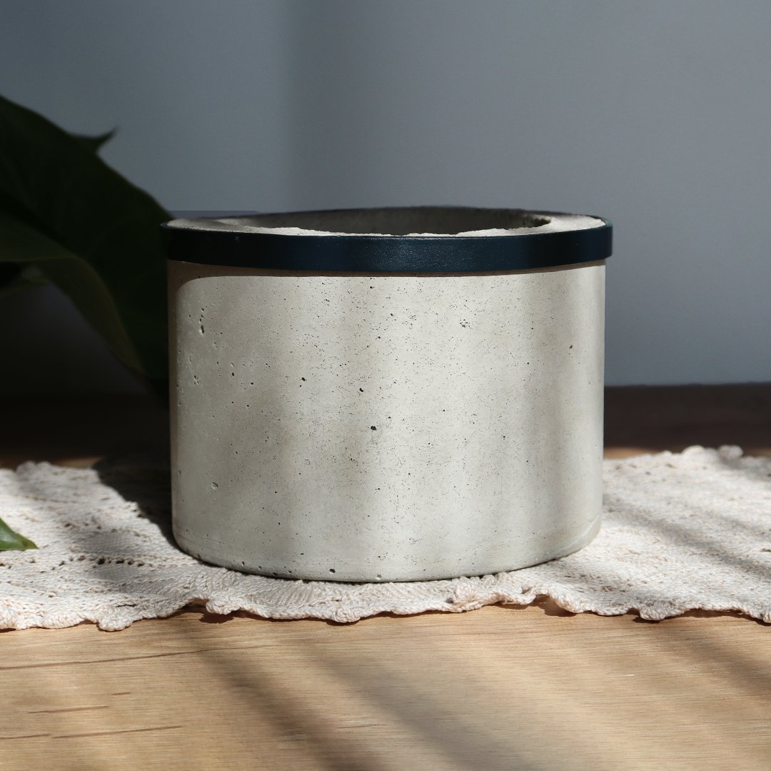 Doniczka betonowa ozdobiona granatowym rzemieniem - W-1