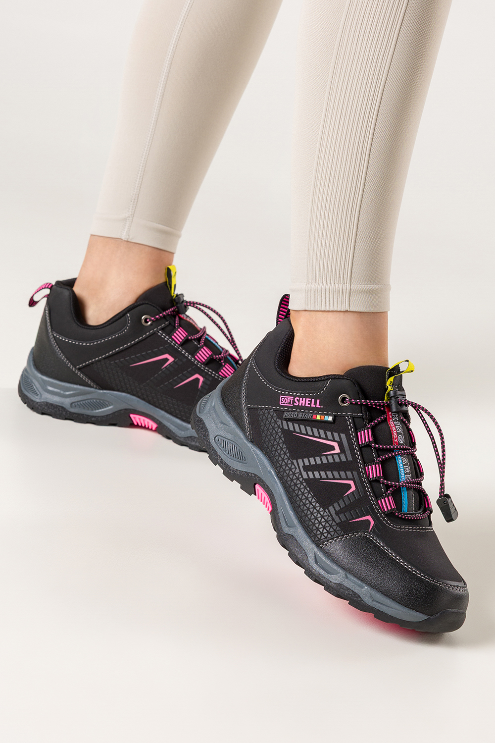 Czarne buty trekkingowe damskie buty sportowe na bieżnikowanej podeszwie z regulowaną elastyczną sznurówką softshell Casu 2213-9W