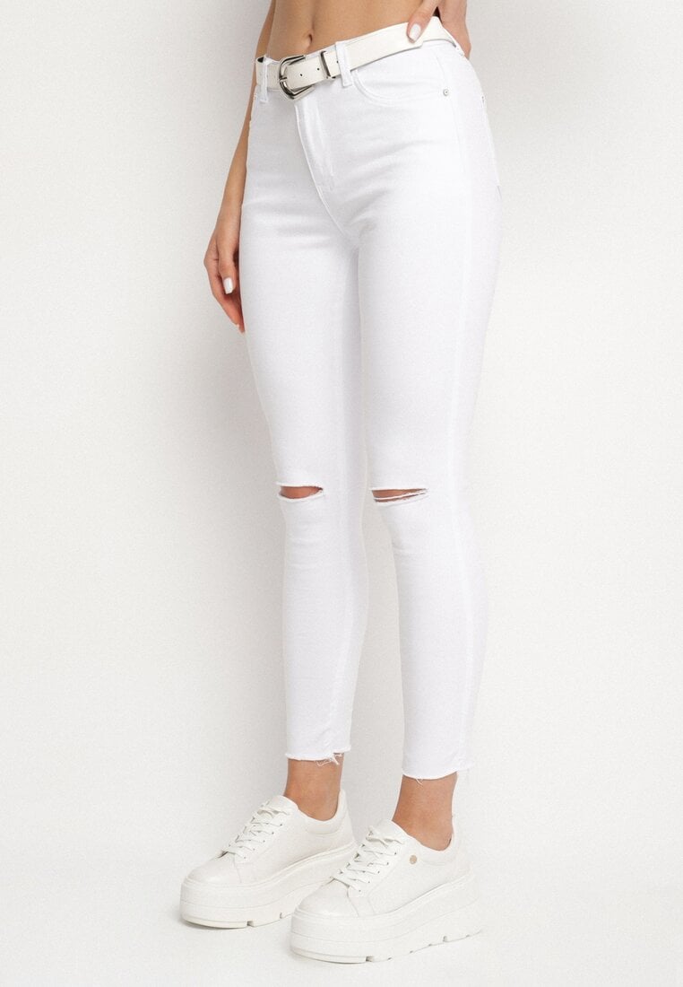 Białe Dopasowane Bawełniane Jeansy z Wysokim Stanem i Dziurami na Kolanach Novanera