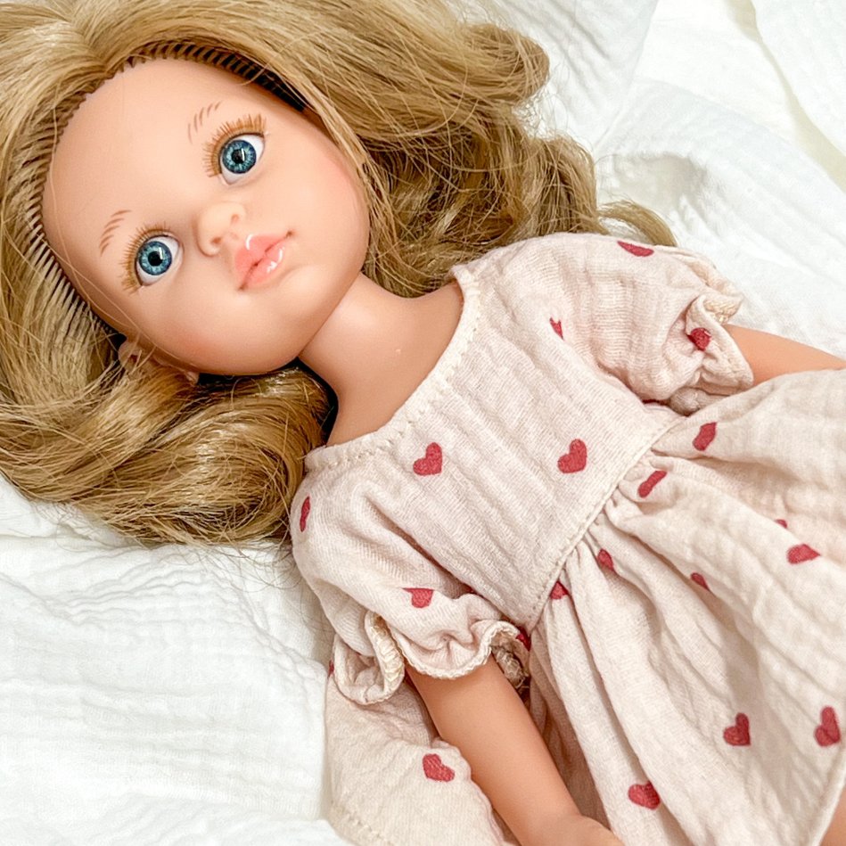 Sukienka dla lalki Paola Reina 32 cm Amigas, muślin w serduszka