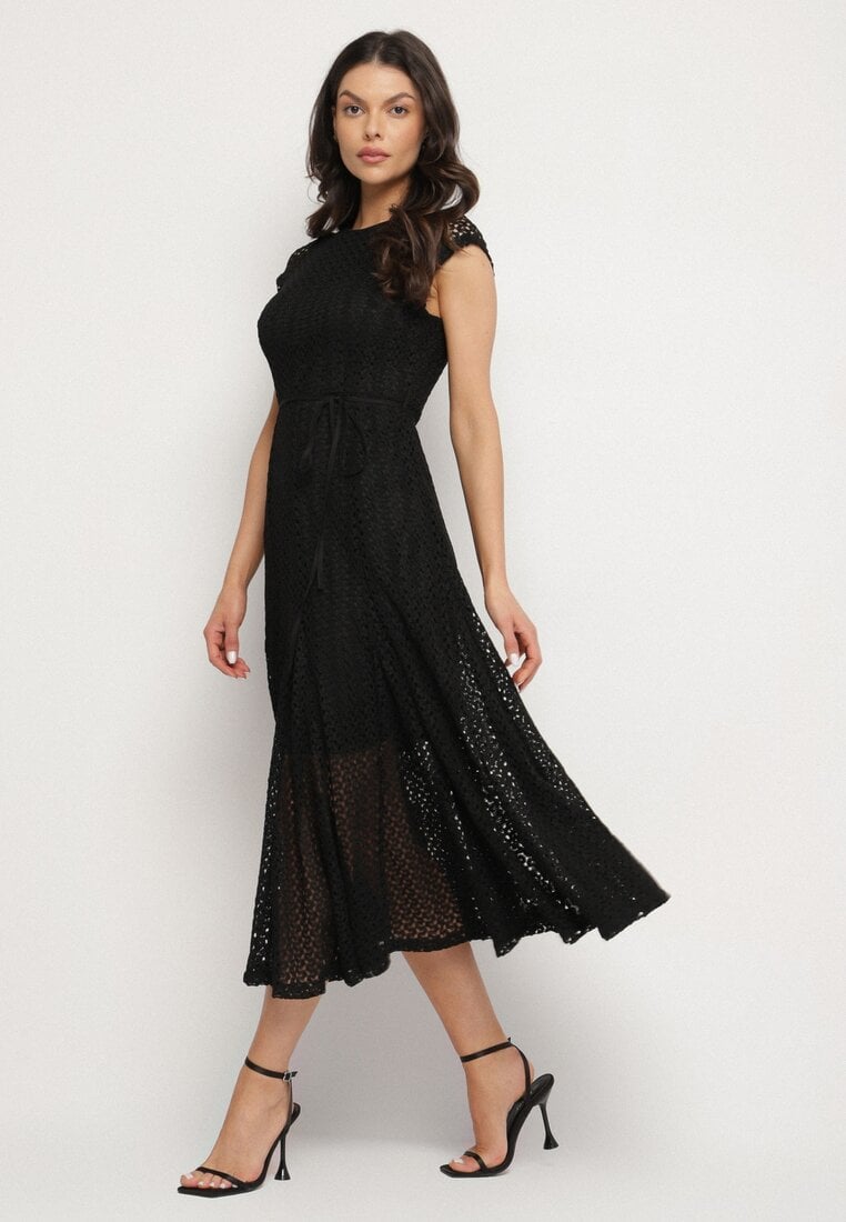 Czarna Rozkloszowana Sukienka z Ażurowym Wzorem i Paskiem Galindella