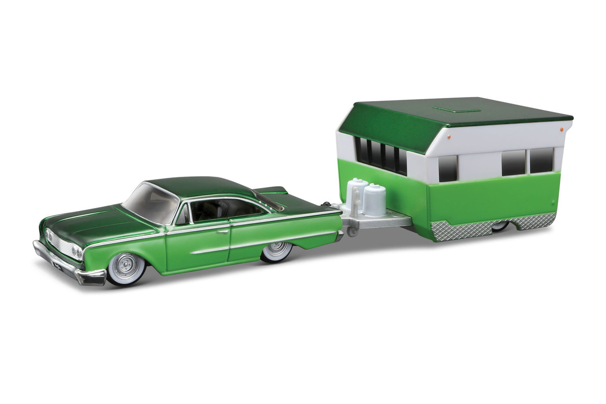 MAISTO TOW & GO 1960 FORD STARLINER + ALAMEDA TRAILER 1:64