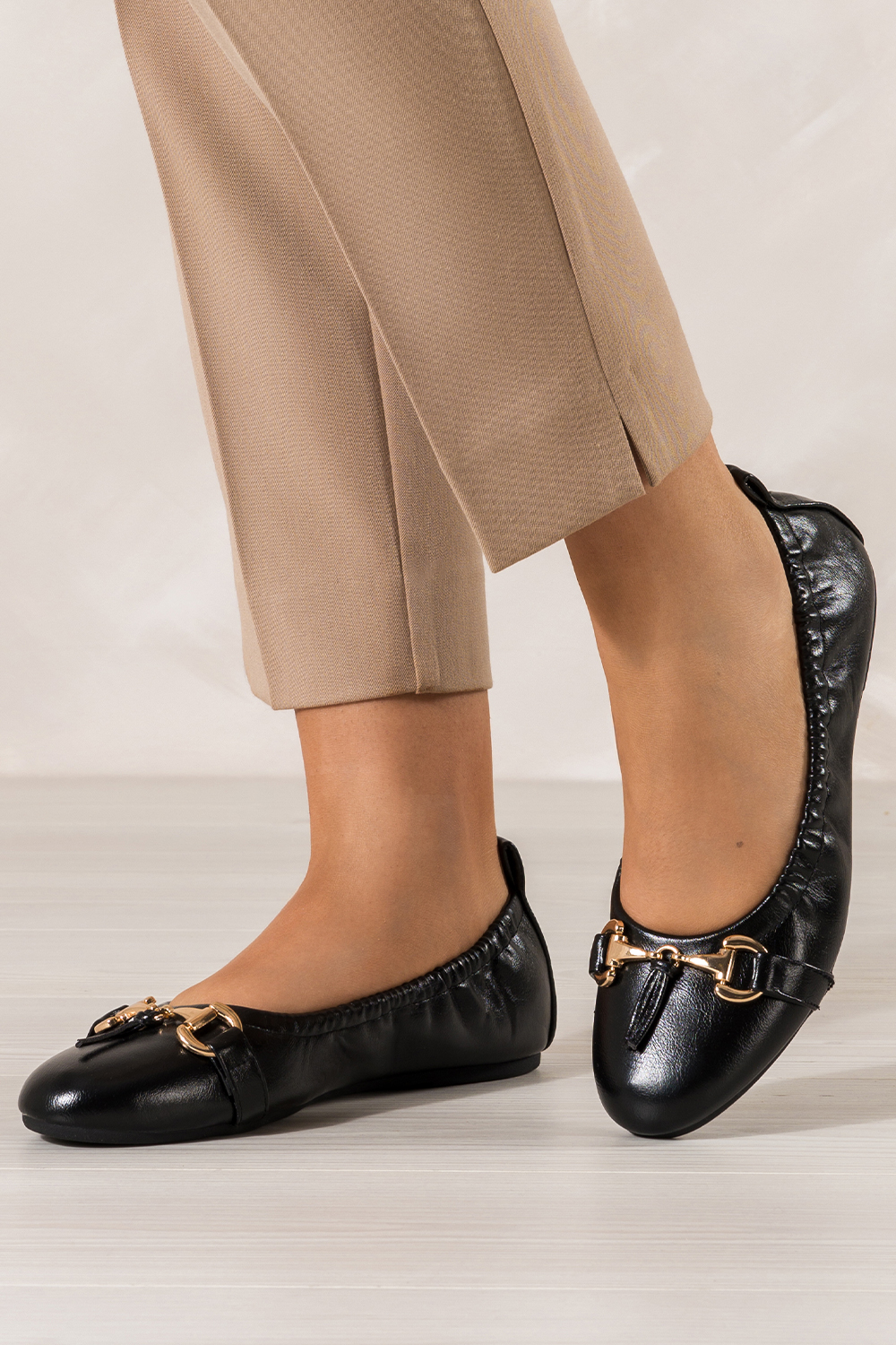 Czarne baleriny damskie ze złotą sprzączką guma w cholewce skórzana wkładka Casu JW25X11-B
