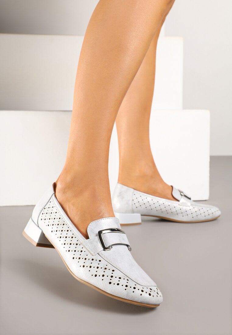 Srebrne Ażurowe Półbuty na Niskim Słupku ze Skórzaną Wkładką i Aplikacją Marindra