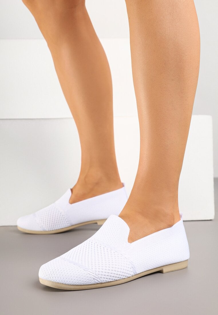 Białe Mokasyny z Elastyczną Cholewką Zdobione Perforacją Itelliria