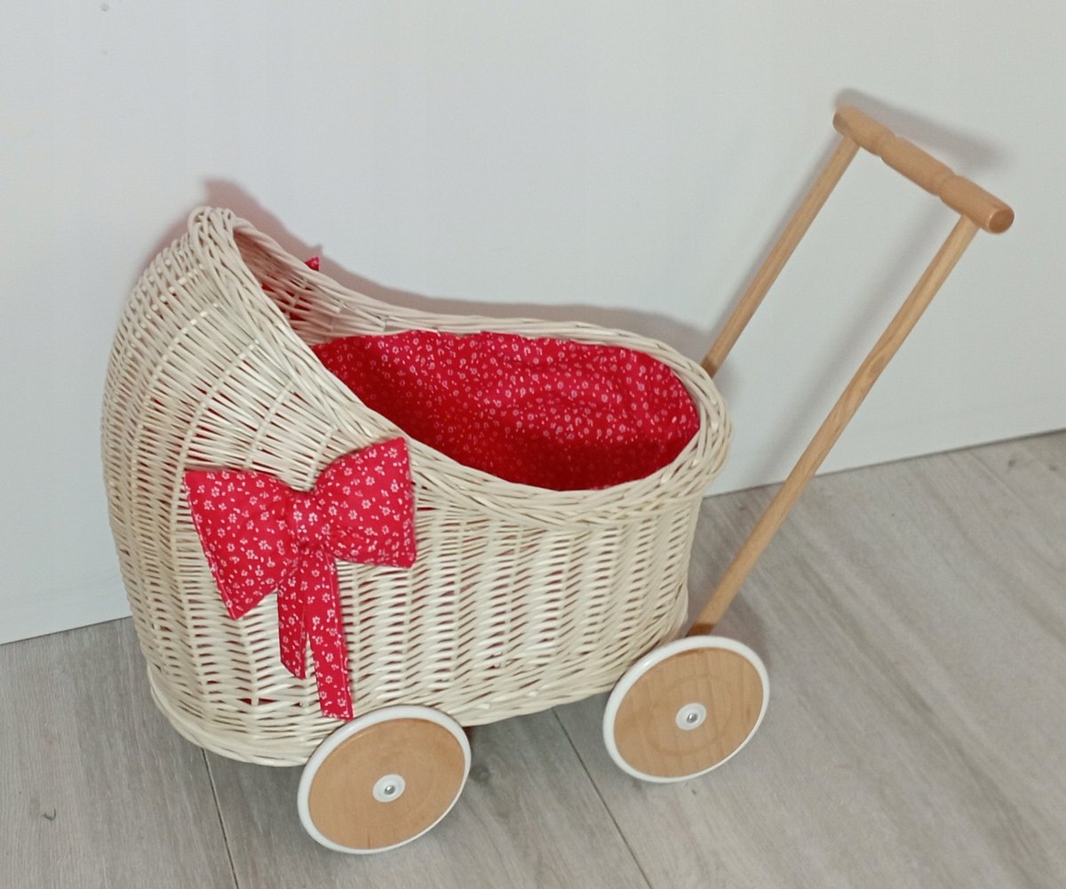 Wózek wiklinowy dla lalek w kolorze białym pościel