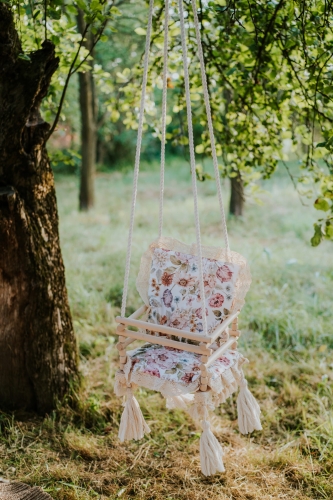 Huśtawka boho purpurowy ogród