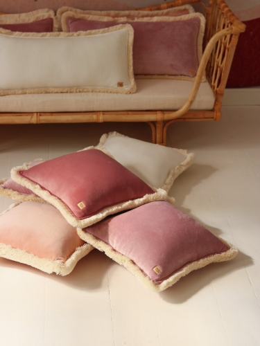 Jasnoróżowa poduszka dekoracyjna soft velvet z frędzlami