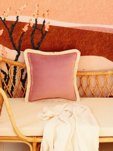 Różowa poduszka dekoracyjna soft velvet z frędzlami