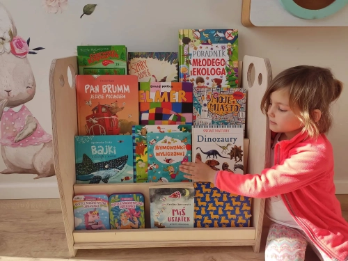 Drewniana biblioteczka Montessori